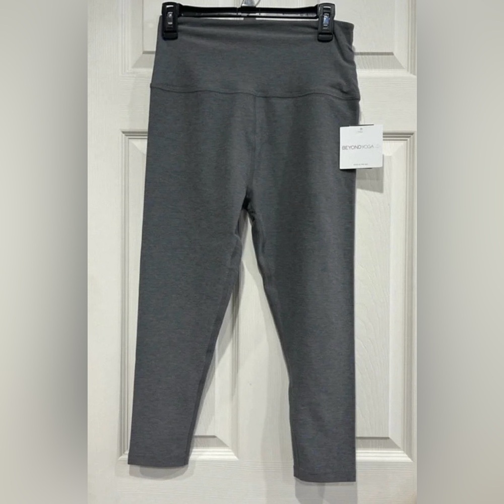 Beyond Yoga Women’s Medium Spacedye Pewter Grey High-Waisted Capri Tight NWT